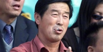 b体育下载app-“体坛败类”马俊仁，逼迫队员集体割阑尾，亲手给女队员打禁药！|马家军|中国体育|中长跑|王军霞|身体_新浪体育_新浪新闻