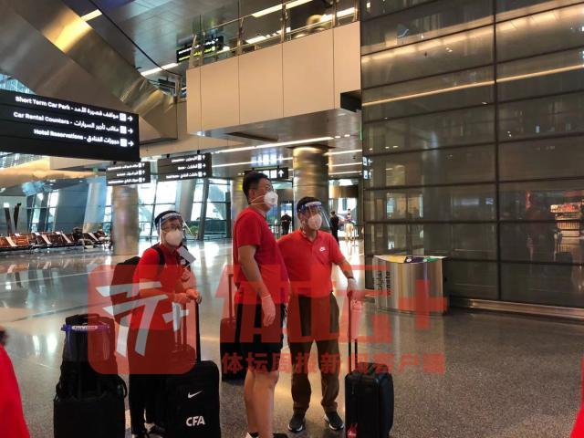 1629982218457025563.jpg 中国足协主席陈戌源率队抵达多哈.jpg